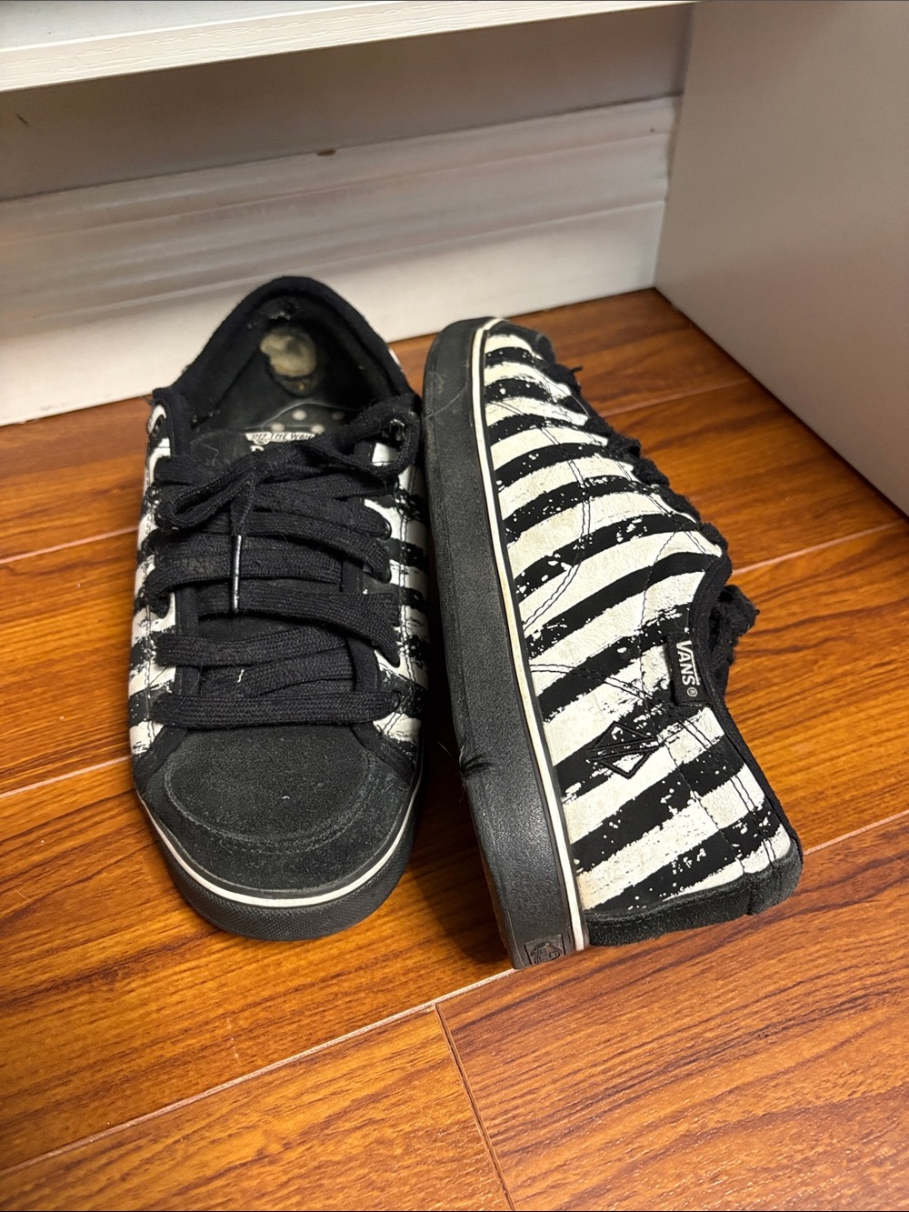Vans man Black & White Striped Low-Top Sneakers US 8